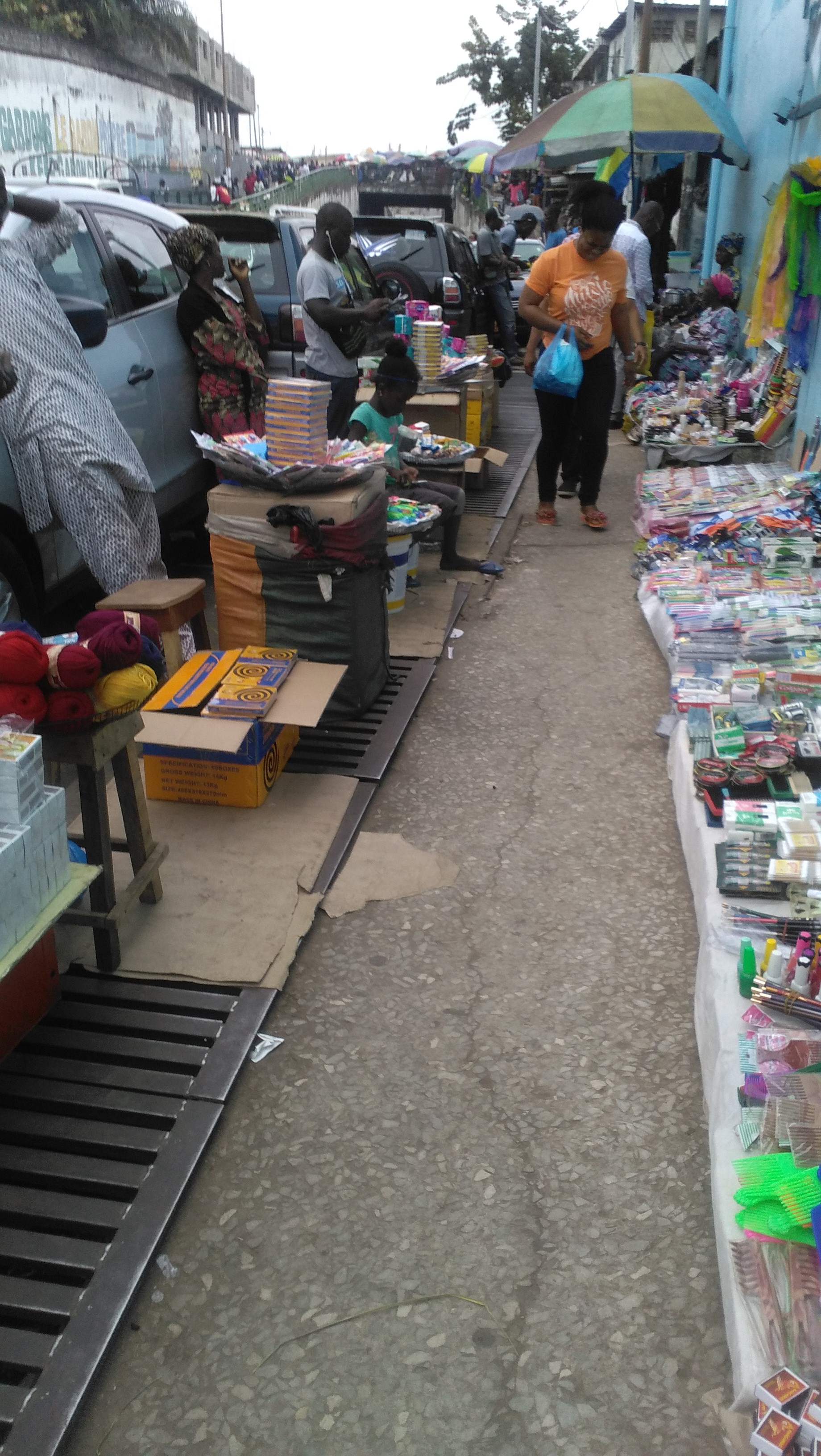 Trottoirs et espaces publics anarchiquement occupé sous l’œil de l&rsquo;autorité municipale!