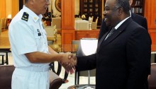 Le Commandant du navire militaire médical chinois, le  Contre-amiral Guan Bailin, chez Ali Bongo!