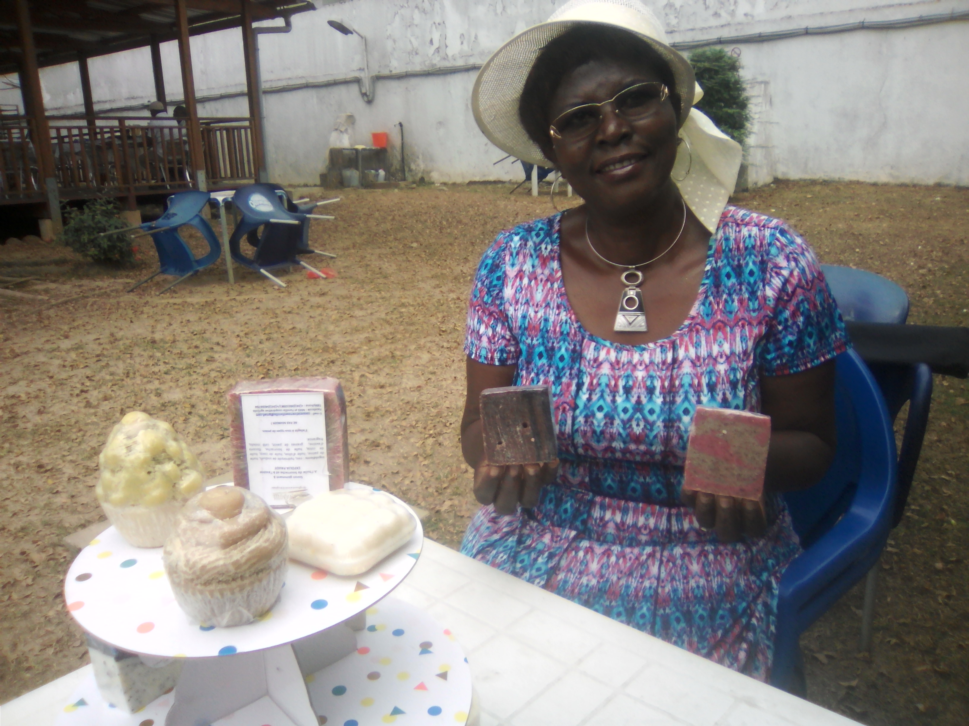 Léonie Andjayi et le savon 100% produits naturels locaux!