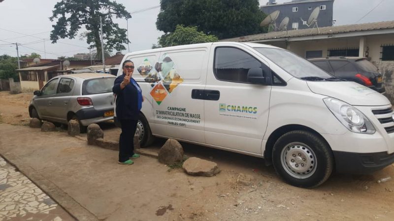 L&rsquo;honorable Sylvie Kotha en campagne d&rsquo;immatriculation au coté de la CNAMGS dans sa circonscription électorale.