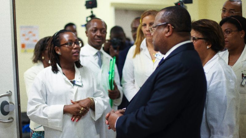 Julien Nkoghe Bekale chez les personnels de santé!
