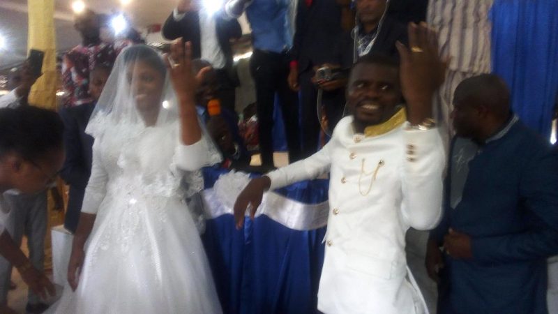 Le pasteur Eli s&rsquo;unit pour la vie à Olivia…et laisse le monde du célibat!