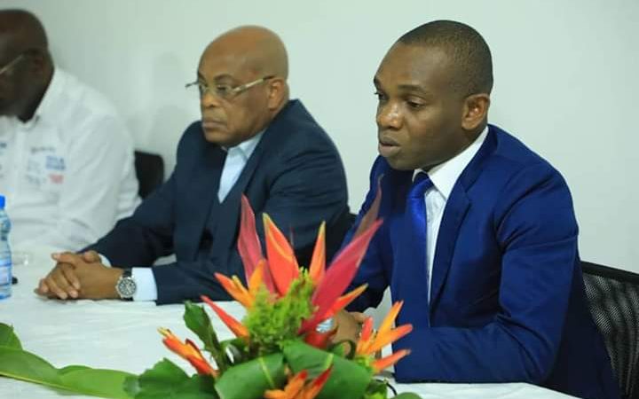 Renaud Allogho Akoue , remet le document stratégique du Projet Grand Oyem à Roger Owono Mba!