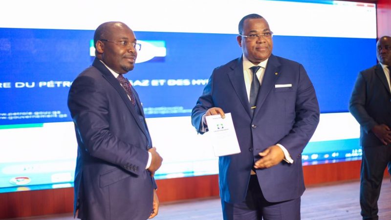Remise officielle du nouveau Code des hydrocarbures au Premier ministre!