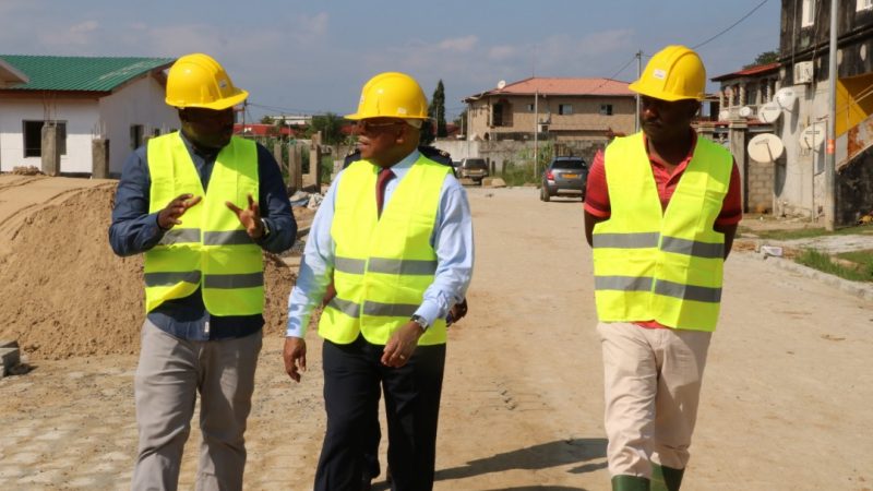 Roger Owono Mba sur le site du chantier des résidences « Magnolia »!