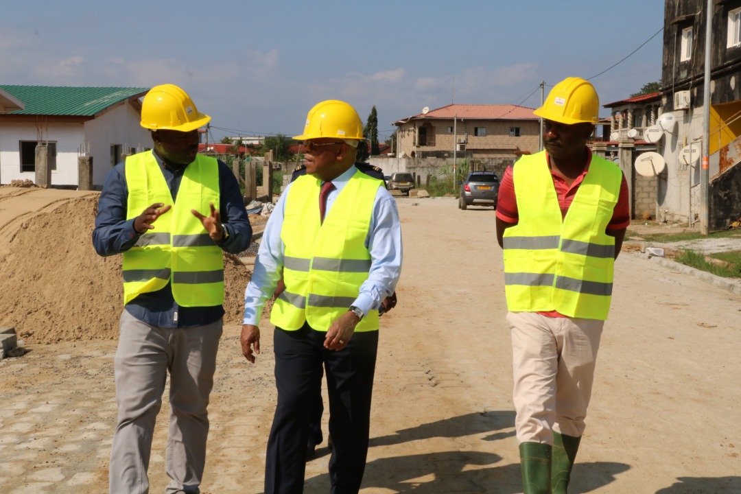 Roger Owono Mba sur le site du chantier des résidences « Magnolia »!
