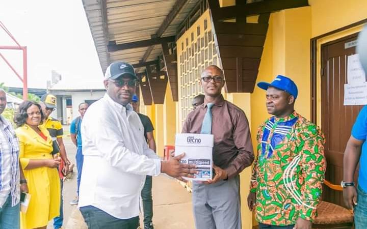 Arsène Édouard Nkoghe Nze offre du matériel de reprographie au lycée Paul Émane Eyeghe!