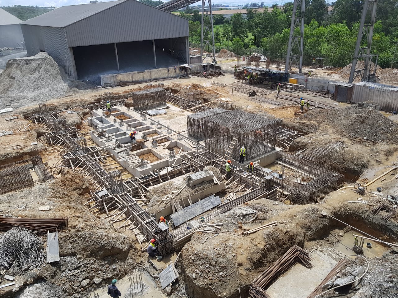 Gros travaux de génie civile en phase finale. représentation de la grosse partie des travaux du projet dans l'attente du montage des équipements déjà livrés sur le site. des travaux