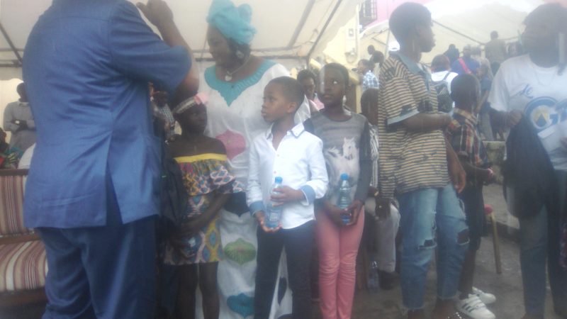 600 élèves du 2eme arrondissement de Libreville reçoivent des kits scolaires des mains d&rsquo;  Aurélien Ntoutoume Mebiame!