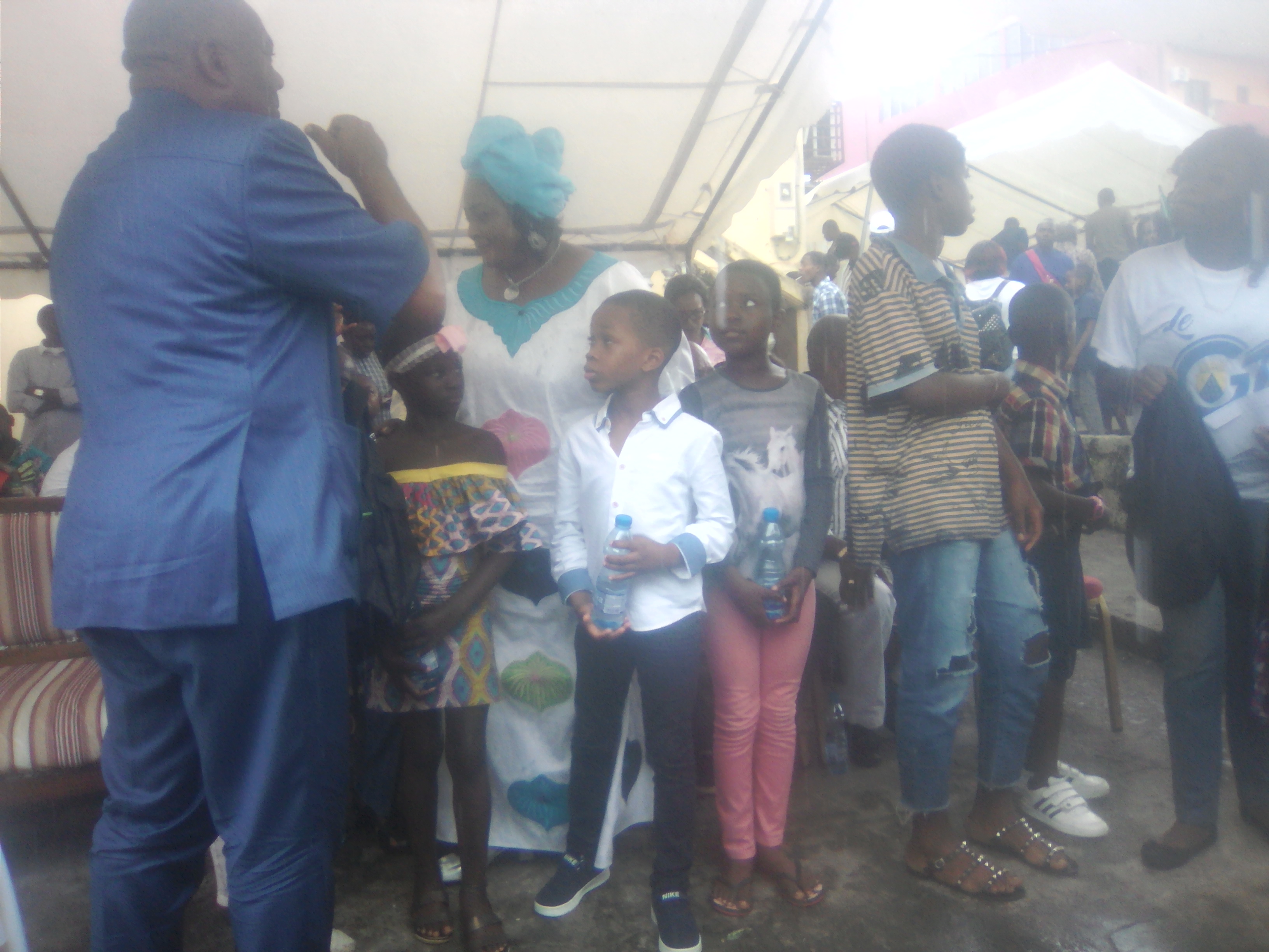 600 élèves du 2eme arrondissement de Libreville reçoivent des kits scolaires des mains d’  Aurélien Ntoutoume Mebiame!