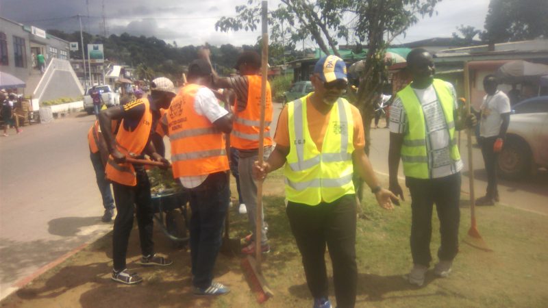 Grand nettoyage au rond point de Nzeng-Ayong!