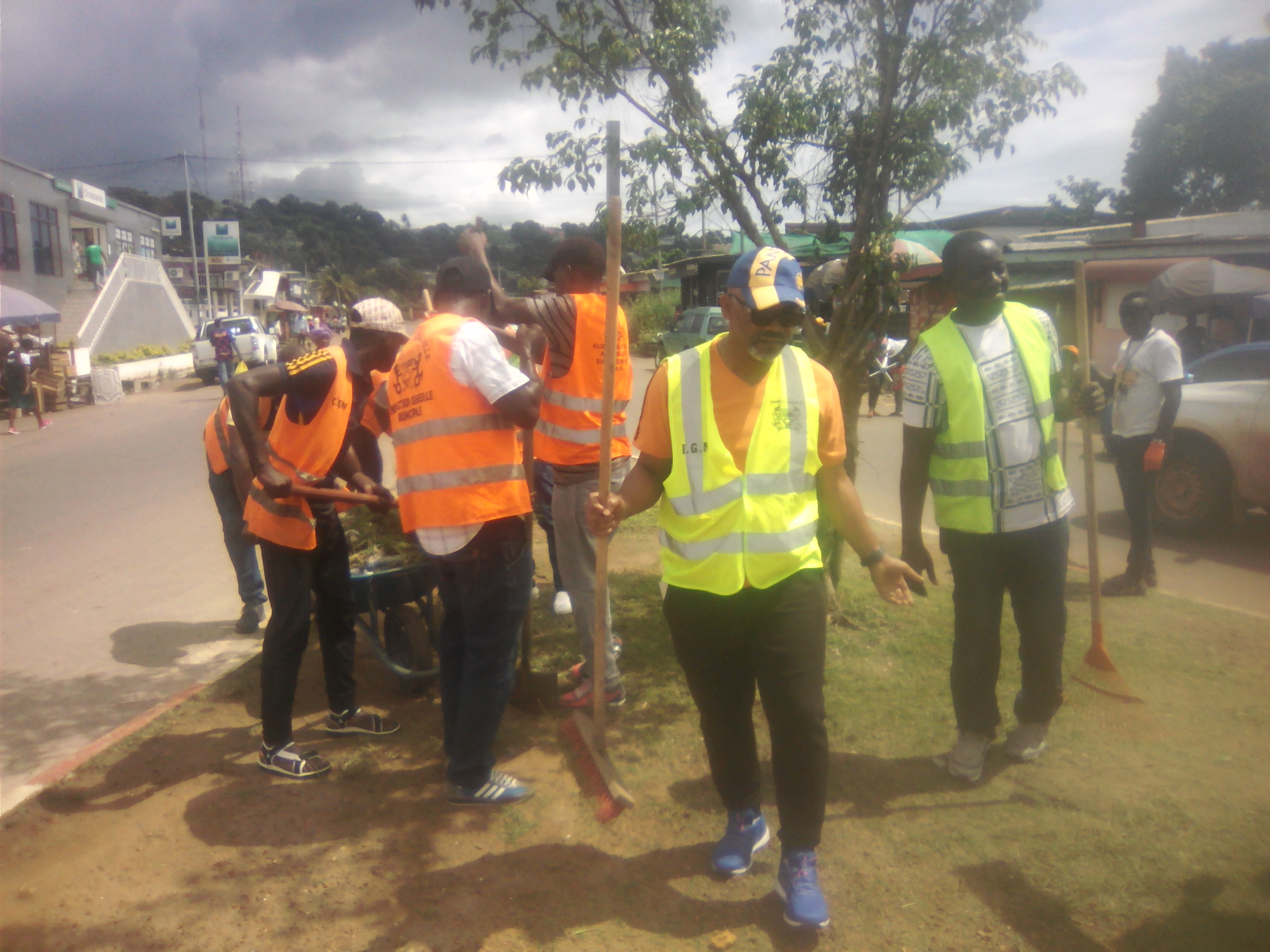 Grand nettoyage au rond point de Nzeng-Ayong!
