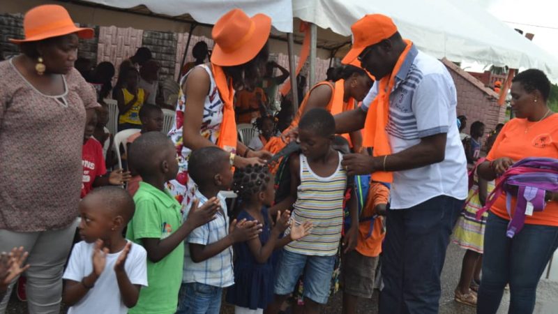 Ché Stephane Ndao Rilogué offre 200 kits scolaires aux élèves du 2eme arrondissement d&rsquo;Akanda!