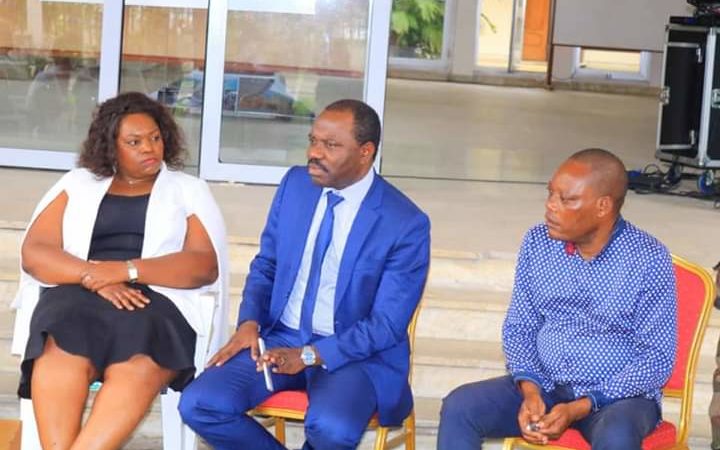 Hugues Mbadinga Madiya au coté  des agents grévistes de la chambre de commerce !