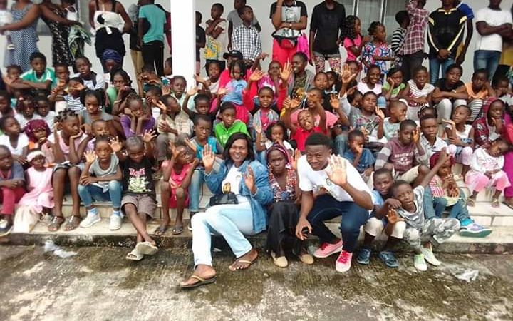 Noël: les enfants de la commune de Koulamoutou disent merci au ministre Hugues Mbadinga Madiya!
