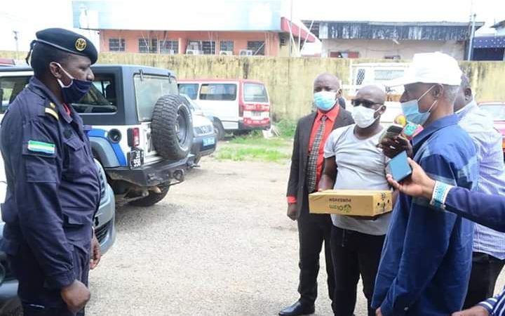 Kits alimentaires remis au commissariat de Nkembo