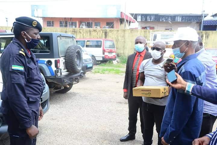 Kits alimentaires remis au commissariat de Nkembo