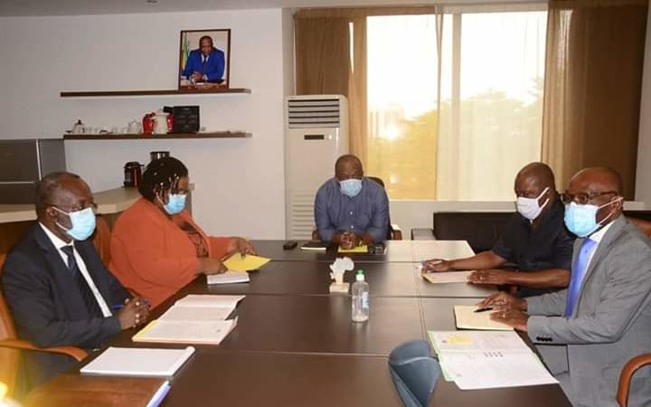 Préparatif du conseil municipal de la mairie de Libreville : Léandre Nzué échange avec les représentants des groupes politiques.