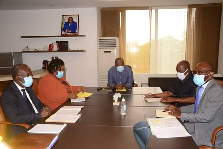 Préparatif du conseil municipal de la mairie de Libreville : Léandre Nzué échange avec les représentants des groupes politiques.