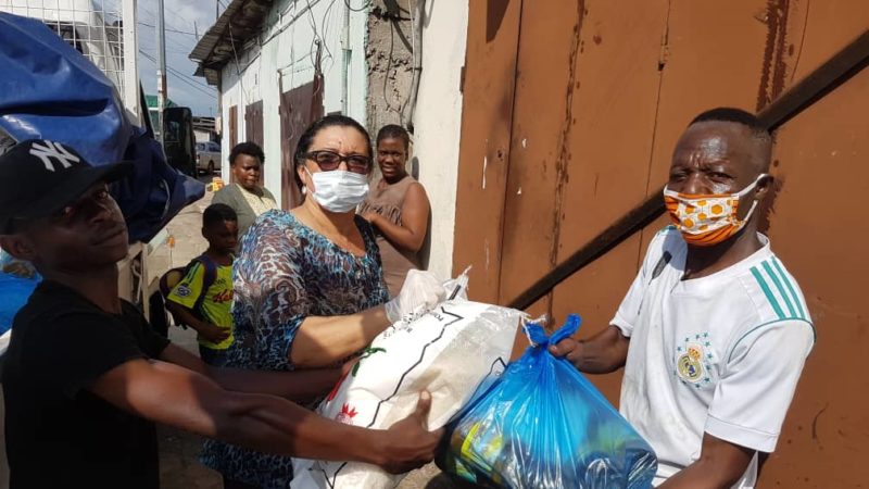 Covid-19 : Don de kits alimentaires de Nourredine Bongo Valentin remis par l&rsquo;honorable Sylvie Kotha et les élus du 1er siège du 3eme arrondissement de Libreville aux populations dudit siège.