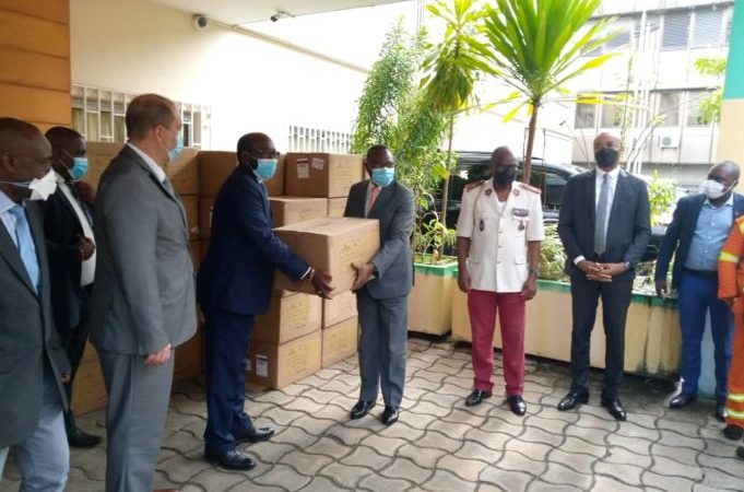 COVID-19 : le Dr Max Limoukou réceptionne 300 000 masques chirurgicaux de la comilog!