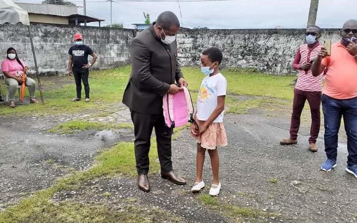 4 eme arrondissement/Rentrée scolaire : l&rsquo;honorable Séverin pierre NDONG EkOMI a offert des kits scolaires à 2000 enfants!
