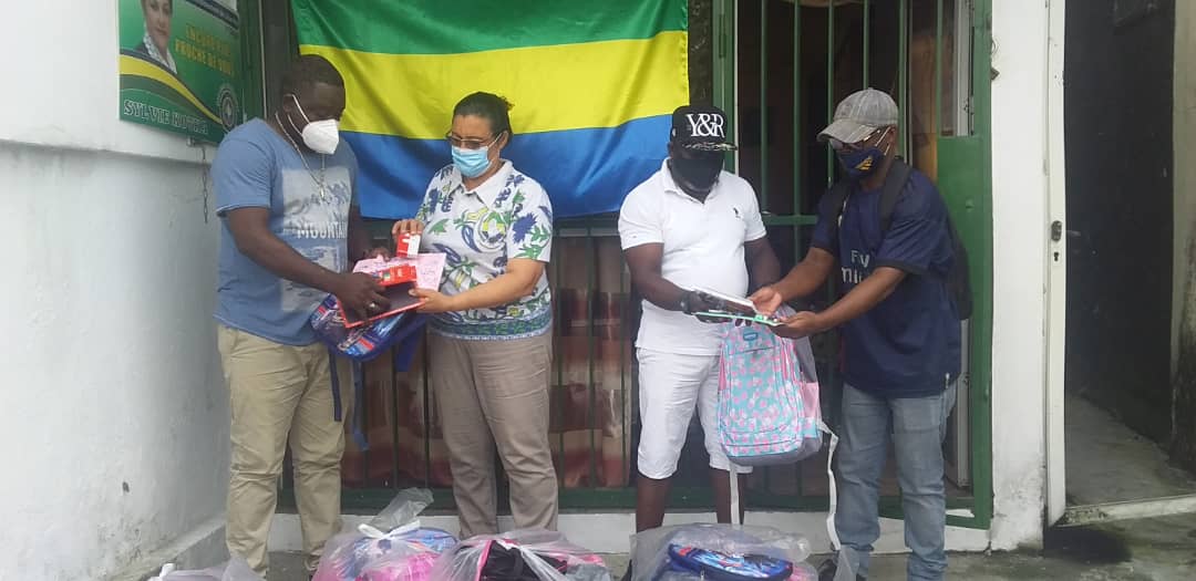 L’Honorable Sylvie Kotha offre 800 kits scolaires pour aider les populations de sa circonscription politique !