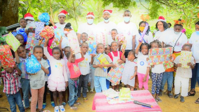 Léon Armel Bounda Balonzi offre un Noël joyeux aux enfants de Fougamou !
