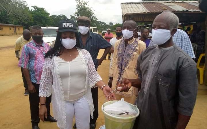 COVID-19 : Don de la ministre, Prisca KOHO épouse NLEND a plus de 400 personnes du 3 ème dans le Canton Djouah / la Zadié !