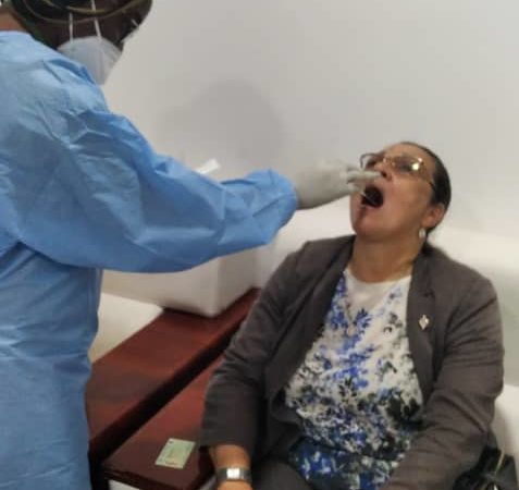 Dépistage Covid-19 : L&rsquo;honorable Sylvie Kotha Nzamba donne l&rsquo;exemple