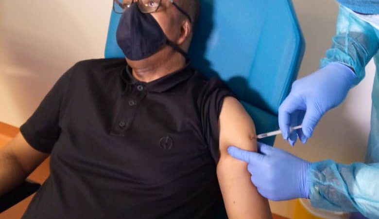 Gabon/Coronavirus : Le Ministre d&rsquo;État en charge de la Communication s&rsquo;est fait vacciner