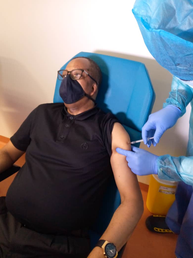 Gabon/Coronavirus : Le Ministre d’État en charge de la Communication s’est fait vacciner