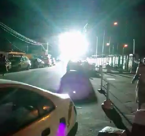 Libreville: À Kinguélé, le poteau électrique prend feu, les clients sont privés de courant