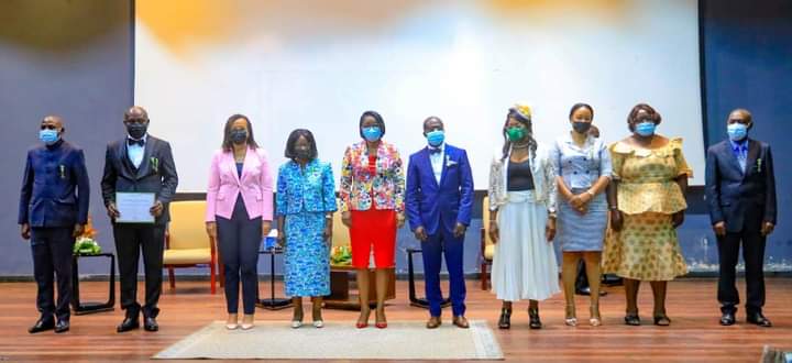 Fête du travail : Rose Christiane Ossouka RAPONDA invite l’ensemble des travailleurs de s’armer de patience et de confiance vis-à-vis du gouvernement quant à la recherche de solutions aux préoccupations présentées dans le manifeste !