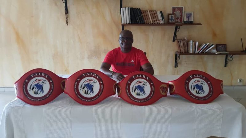 Boxe Arabes : Éric Ella Bekale présente les ceintures du Gala de Malabo