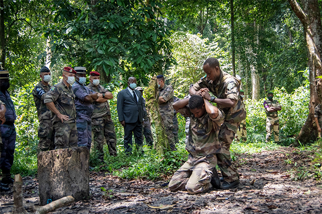 Michael Moussa Adamo en visite au centre d’entraînement au combat en forêt du cap Esterias !