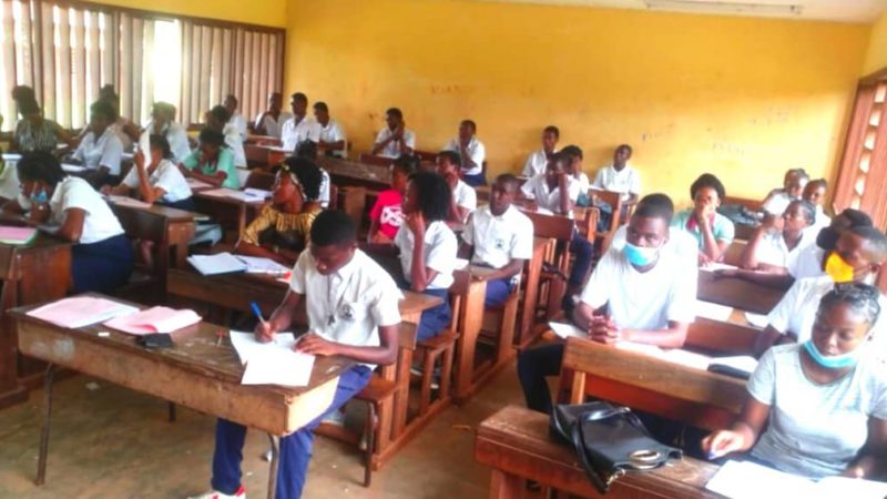 Edgard Anicet Mboumbou Miyakou offre des cours de soutien au profit des élèves en classe d&rsquo;examen de la Nyanga