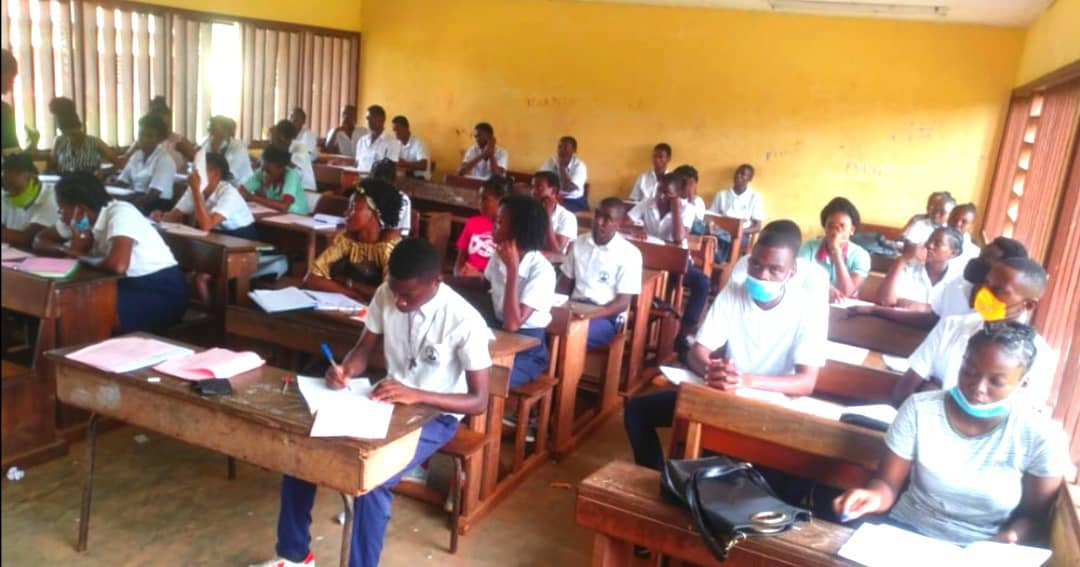 Edgard Anicet Mboumbou Miyakou offre des cours de soutien au profit des élèves en classe d’examen de la Nyanga