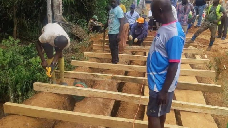 Gabon: des populations du village Yeffa construisent elles mêmes leur pont