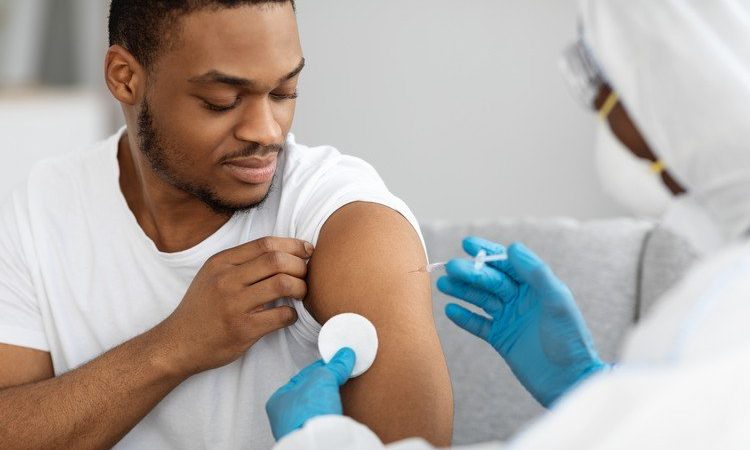 Fake news : une rumeur selon laquelle des aimants collent sur la peau des personnes vaccinées circule