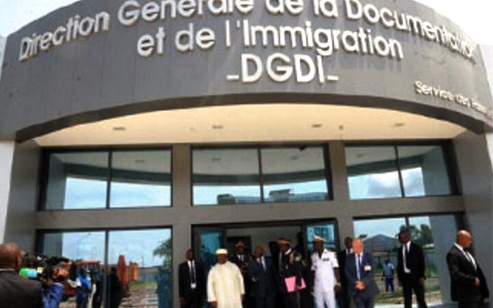 Les demandeurs d’une carte de séjour doivent fournir une fiche d’impôt en plus des documents demandés habituellement !