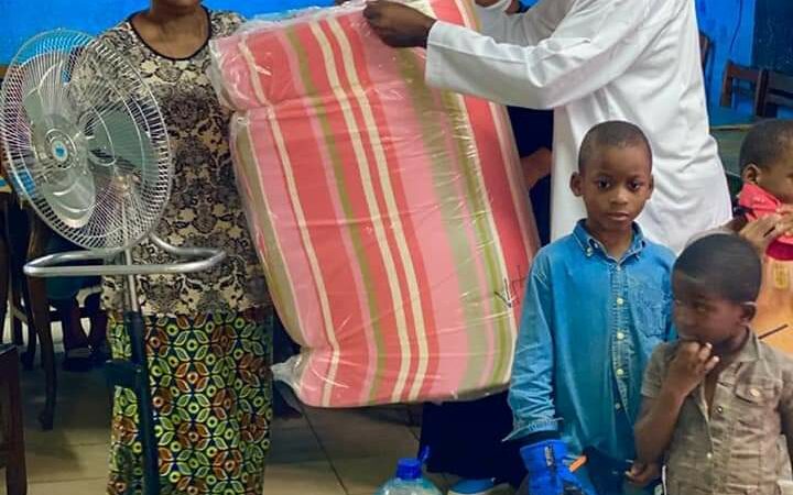 La fondation Oyono Constant pour l&rsquo;éducation, la formation, la culture et l&rsquo;entrepreneuriat apporte son soutien au centre d&rsquo;accueil SOS Mwanas, à belle vue 1.