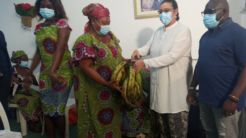L&rsquo;association des femmes veuves du 3e arrondissement de Libreville célèbre la fête des mères et des pères en différé avec leurs élus