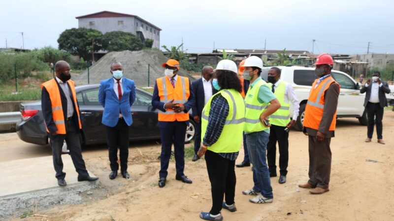 Le Ministre Léon Armel BOUNDA BALONZI visite le chantier d&rsquo;aménagement d&rsquo;un bassin versant à Nzeng Ayong