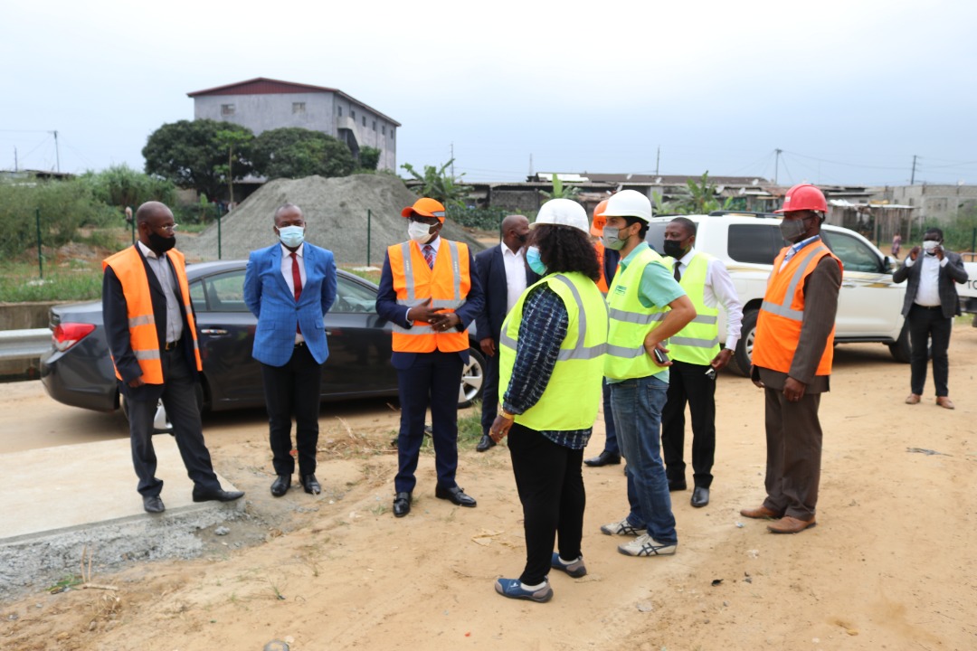 Le Ministre Léon Armel BOUNDA BALONZI visite le chantier d’aménagement d’un bassin versant à Nzeng Ayong