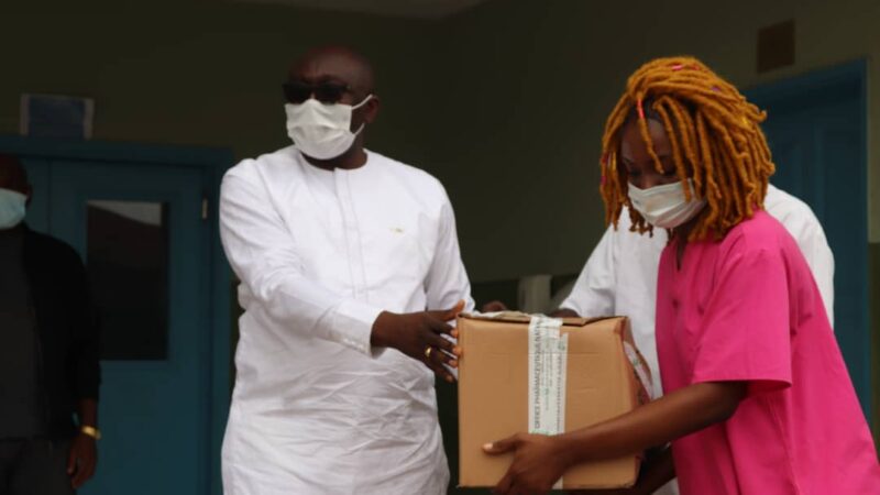 Léon Armel Bounda Balonzi offre des médicaments au centre de santé de Fougamou !