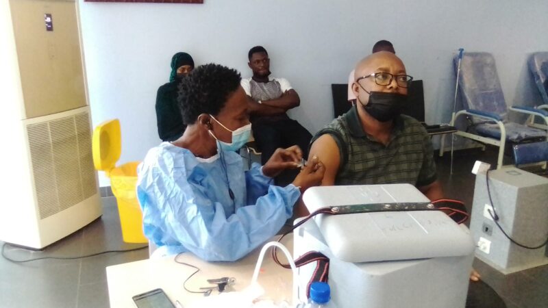 Covid-19: plusieurs journalistes membres du RENAJI ont reçu leurs deux doses de vaccin