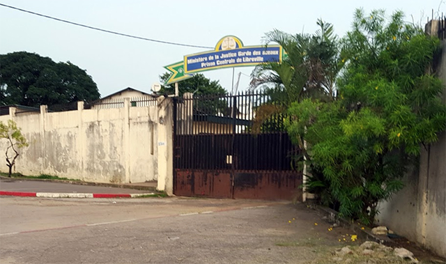 Prison centrale de Libreville : Les prisonniers en mode nettoyeurs de fosses septiques avec des seaux d’eau