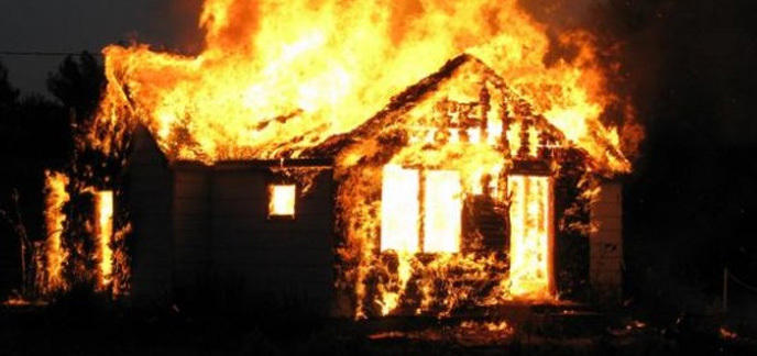 Kango: un vigile s’enfuit après avoir mis le feu à la maison de son patron