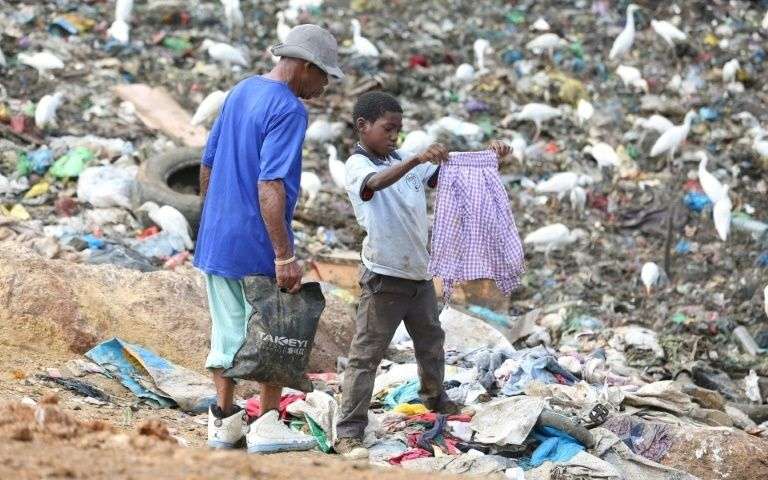 Gabon: des enfants survivent en travaillant dur à la décharge de mindoubé : Prisca koho Nlend lance une enquête
